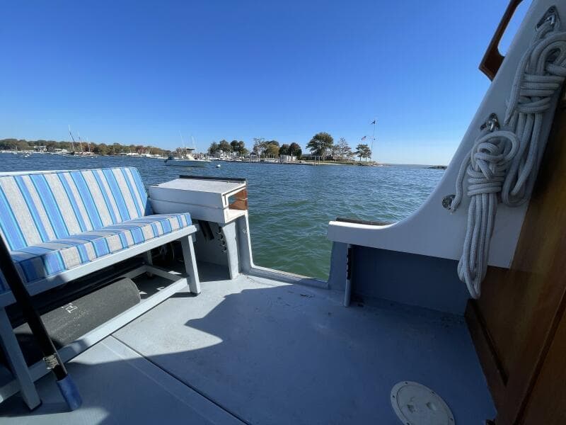 8 Ellis 28 Port Side Dock Door