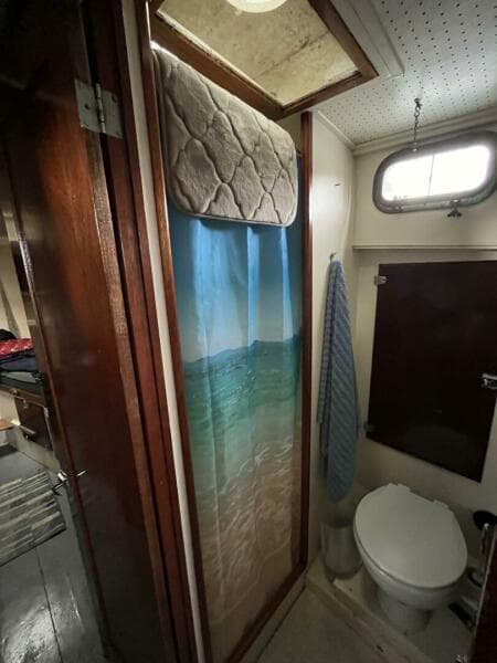  Full head, starboard