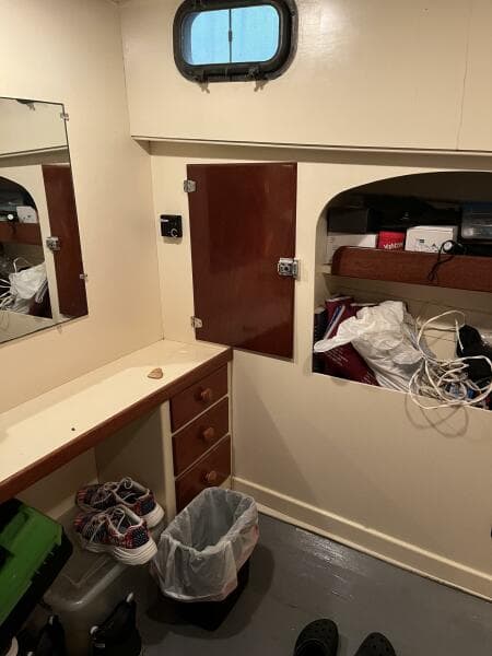 Aft storage drawers, lockers to starboard