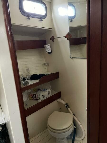 Guest Head, starboard