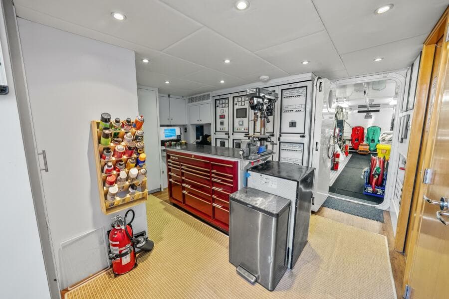 2005 Trinity Yachts Tri-Deck