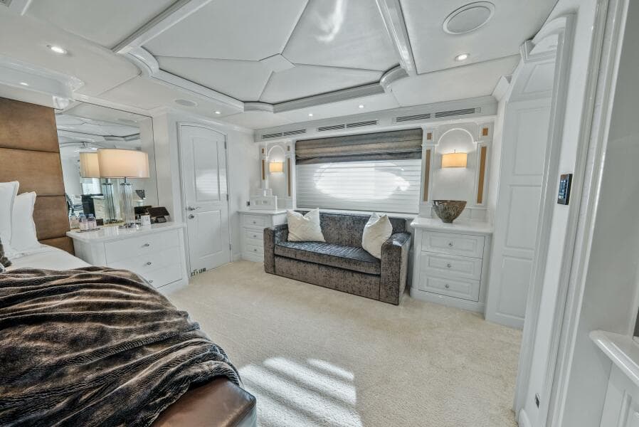2005 Trinity Yachts Tri-Deck