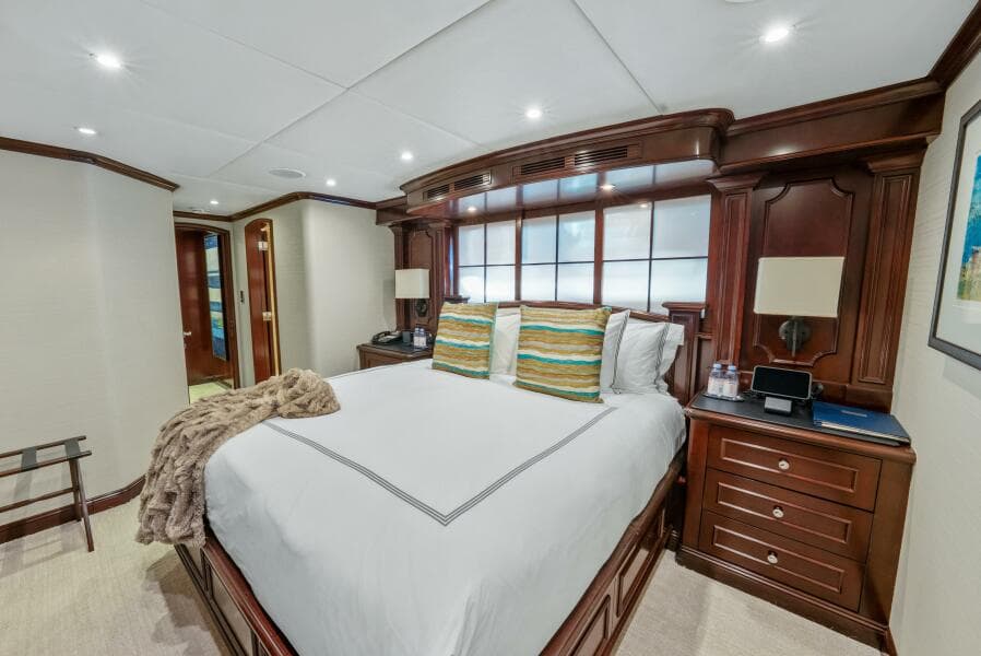 2005 Trinity Yachts Tri-Deck