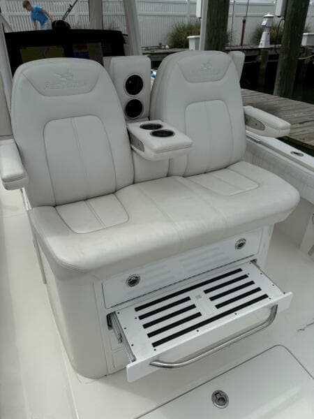 2020 Regulator 31 FS with Mezz