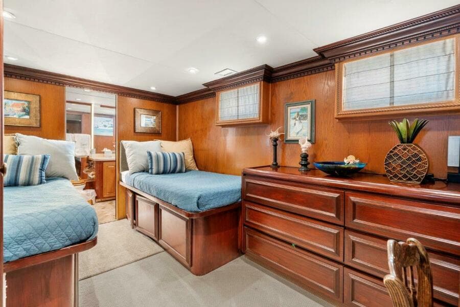 Broward 110 Envision - Stateroom