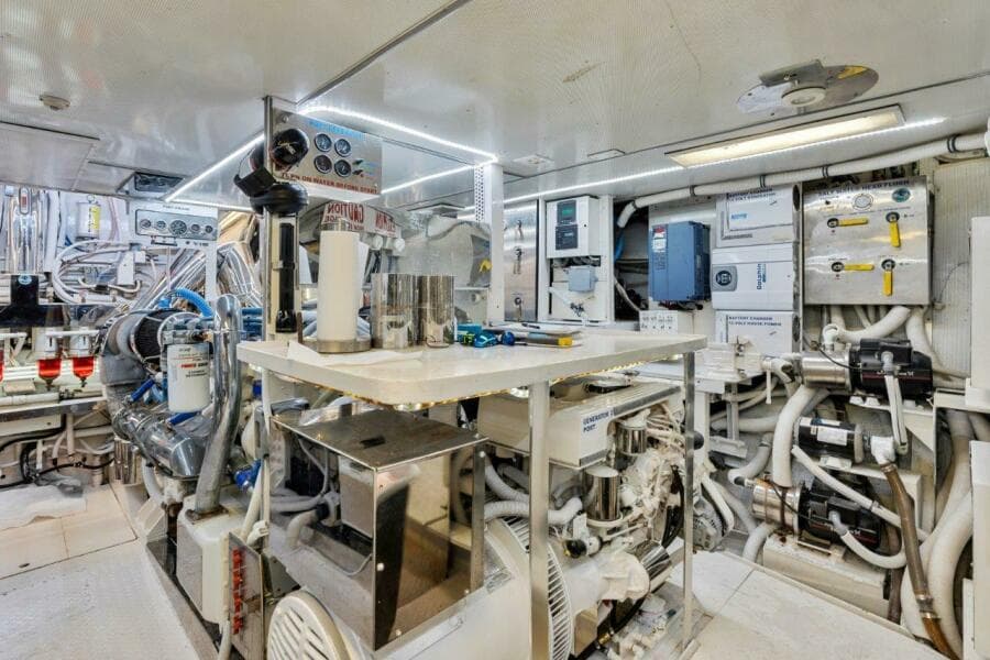 Broward 110 Envision - Engine Room