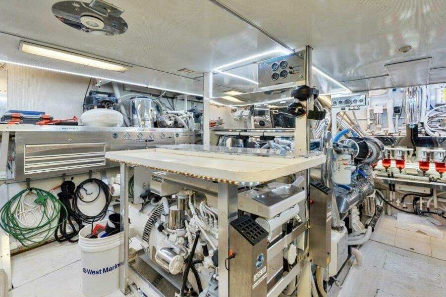 Broward 110 Envision - Engine Room