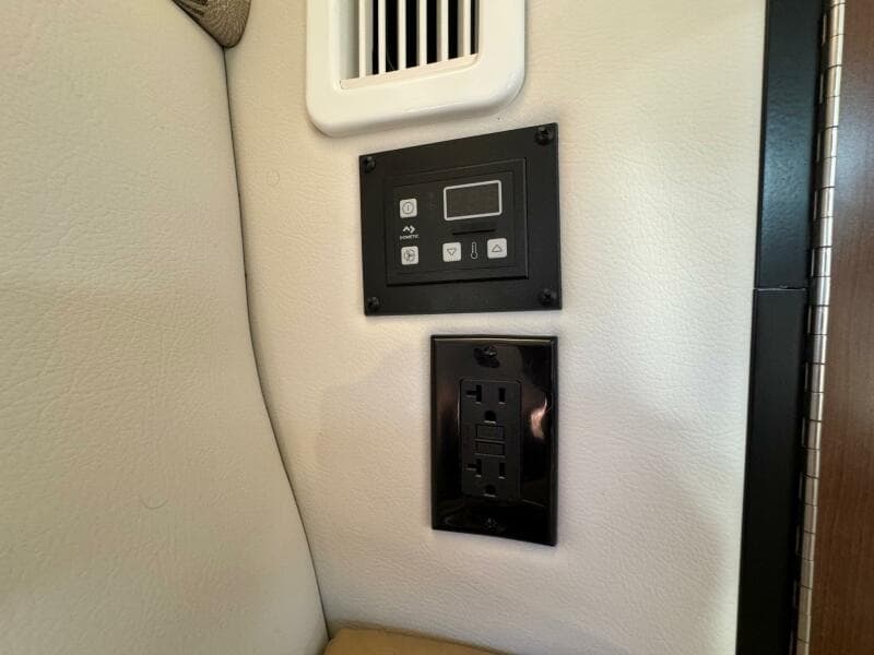 2020 Crownline 264CR