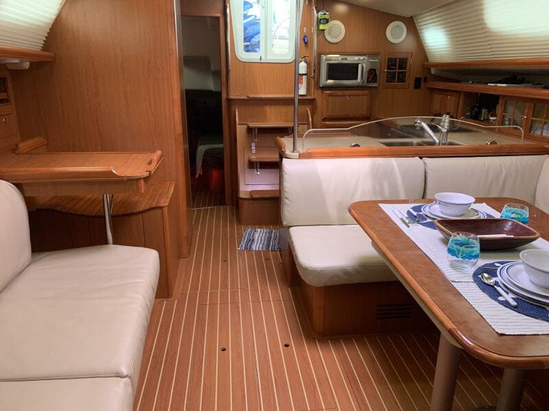 2009 Hunter 45 Deck Salon