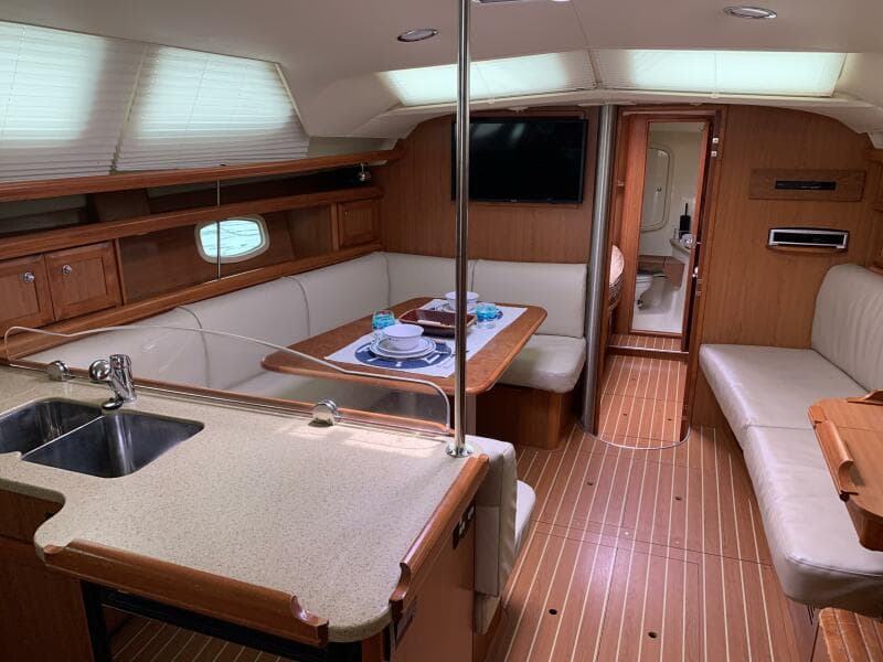 2009 Hunter 45 Deck Salon