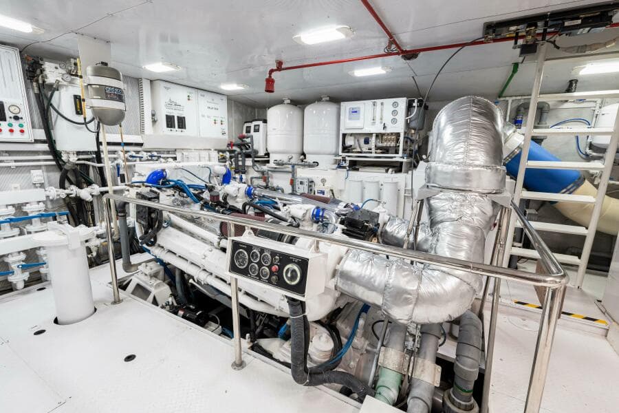 1996 Palmer Johnson TRI-DECK FB