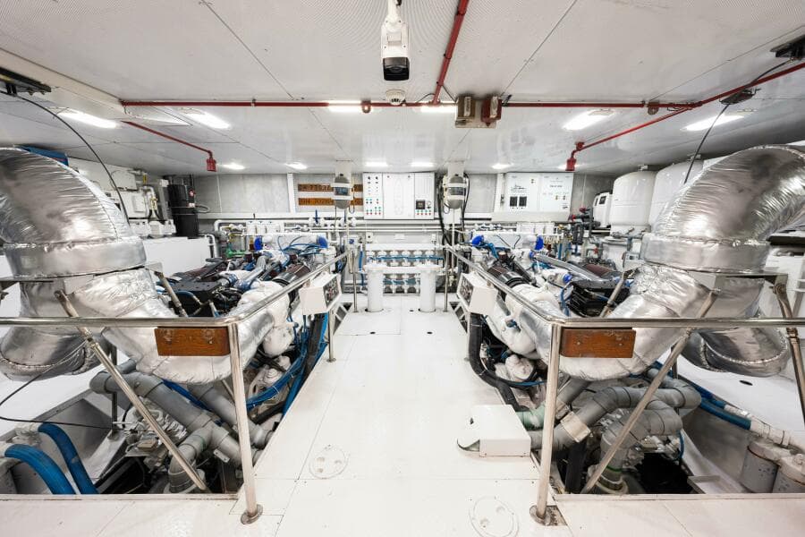 1996 Palmer Johnson TRI-DECK FB