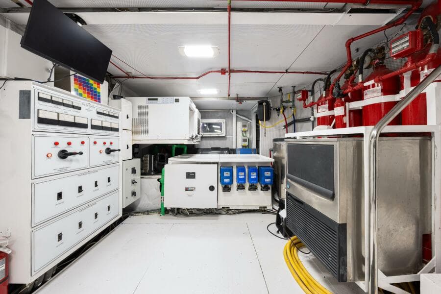 1996 Palmer Johnson TRI-DECK FB