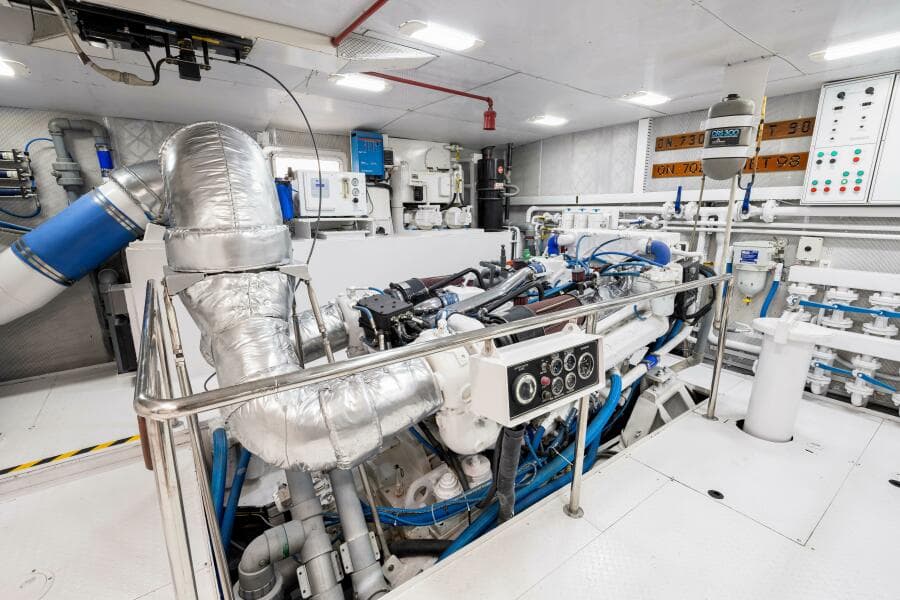 1996 Palmer Johnson TRI-DECK FB