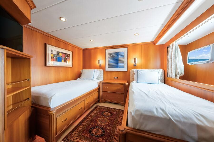 1996 Palmer Johnson TRI-DECK FB