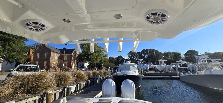 2021 Regulator 34 Center Console