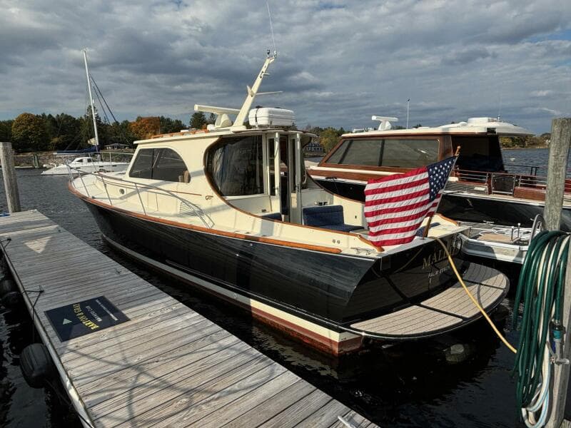 2005 Hinckley Talaria 44 Motor Yacht