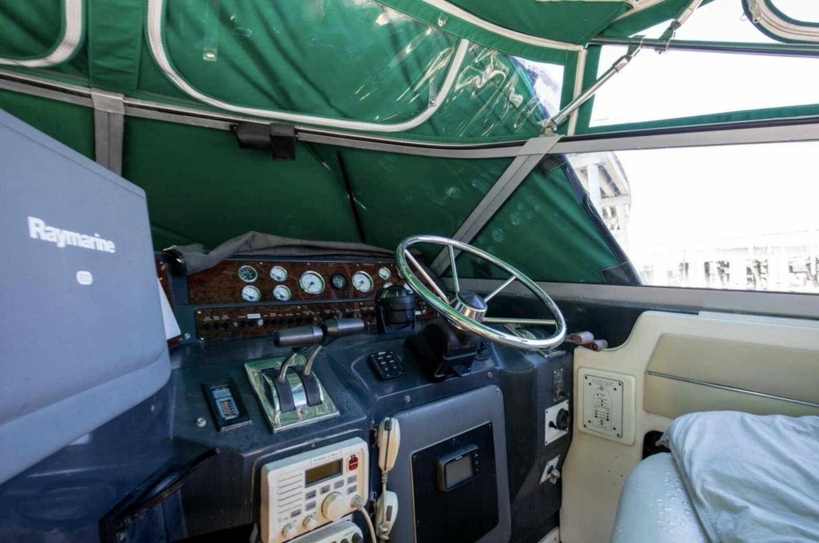 1990 Sea Ray 420 Sundancer - Photo 18
