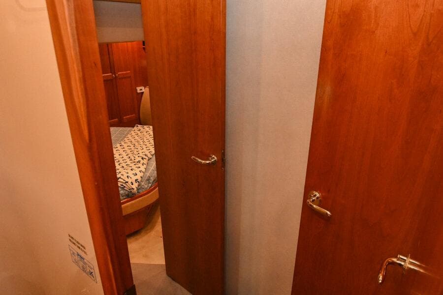 2002 Cruisers Yachts 5000 Sedan Sport