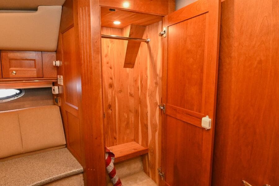 2002 Cruisers Yachts 5000 Sedan Sport