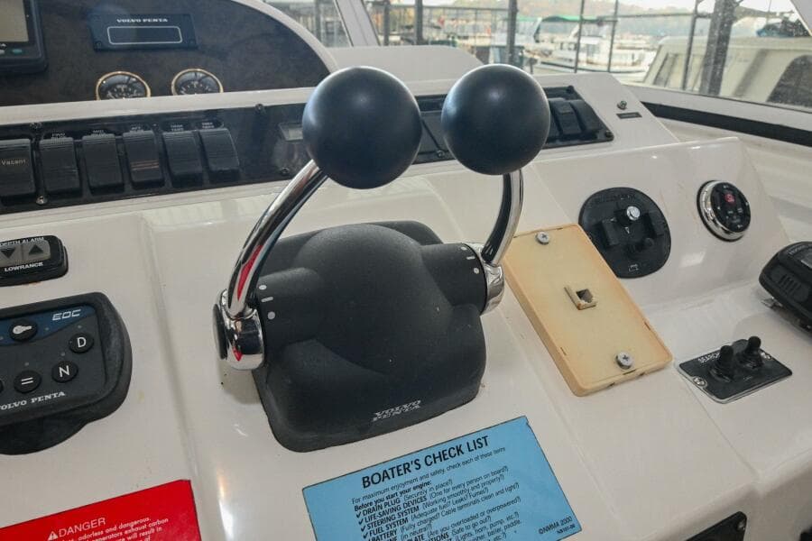 2002 Cruisers Yachts 5000 Sedan Sport