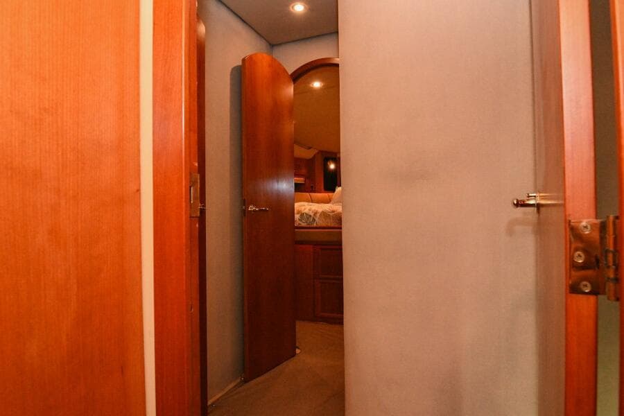 2002 Cruisers Yachts 5000 Sedan Sport