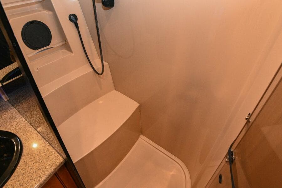 2002 Cruisers Yachts 5000 Sedan Sport