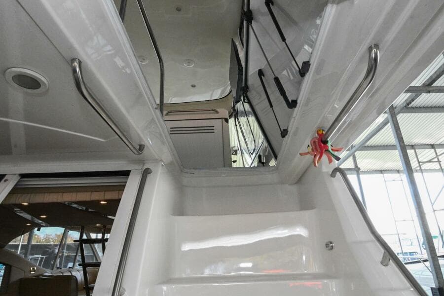 2002 Cruisers Yachts 5000 Sedan Sport