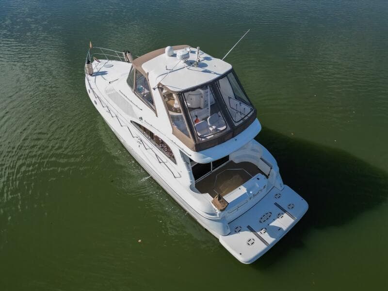 2002 Cruisers Yachts 5000 Sedan Sport