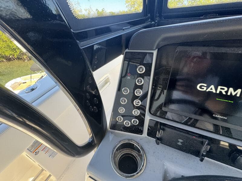 2023 Robalo R270 Center Console