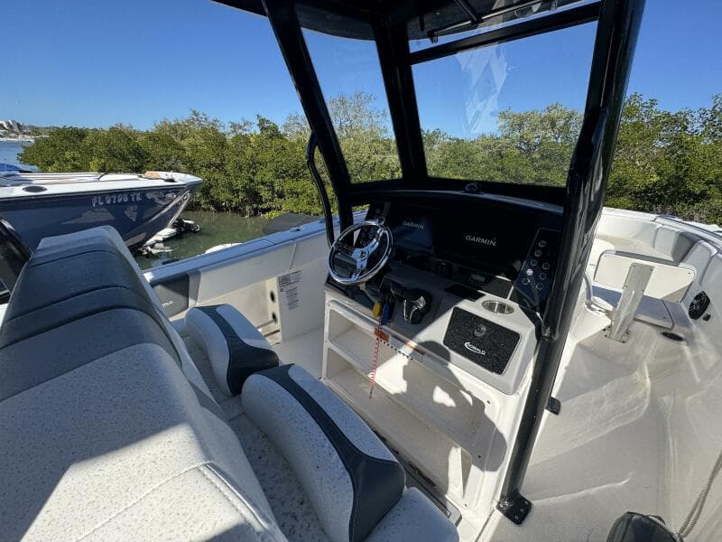 2023 Robalo R270 Center Console