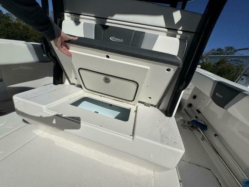 2023 Robalo R270 Center Console