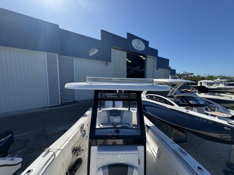 2023 Robalo R270 Center Console