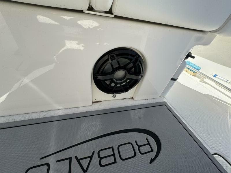 2023 Robalo R270 Center Console