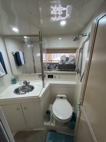40' Carver guest stateroom head-shower