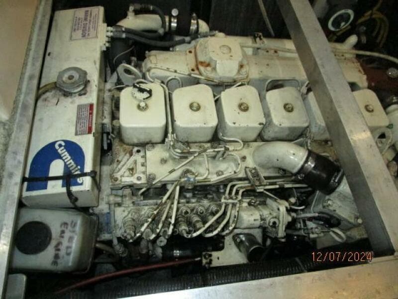 40' Carver staboard main engine