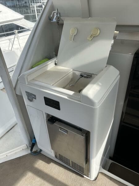 40' Carver sundeck wetbar2