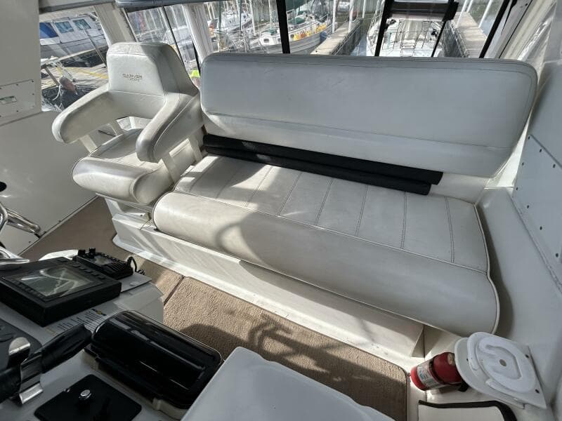 40' Carver flybridge helmseats2
