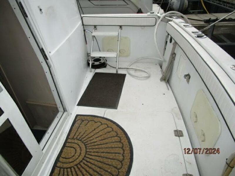 40' Carver cockpit starboard