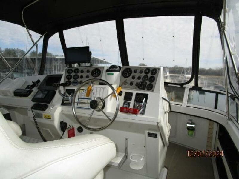 40' Carver flybridge helm1