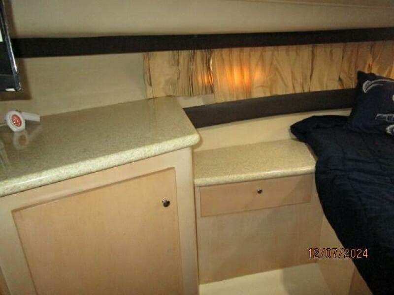 40' Carver guest stateroom port