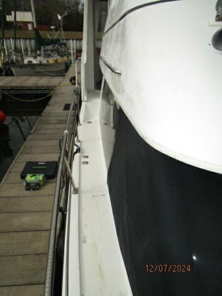 40' Carver starboard side deck1