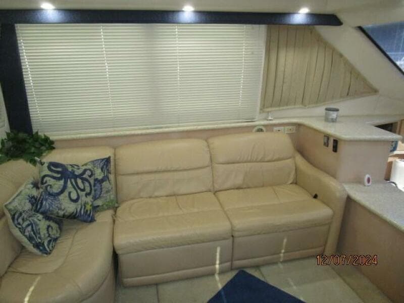 40' Carver salon port