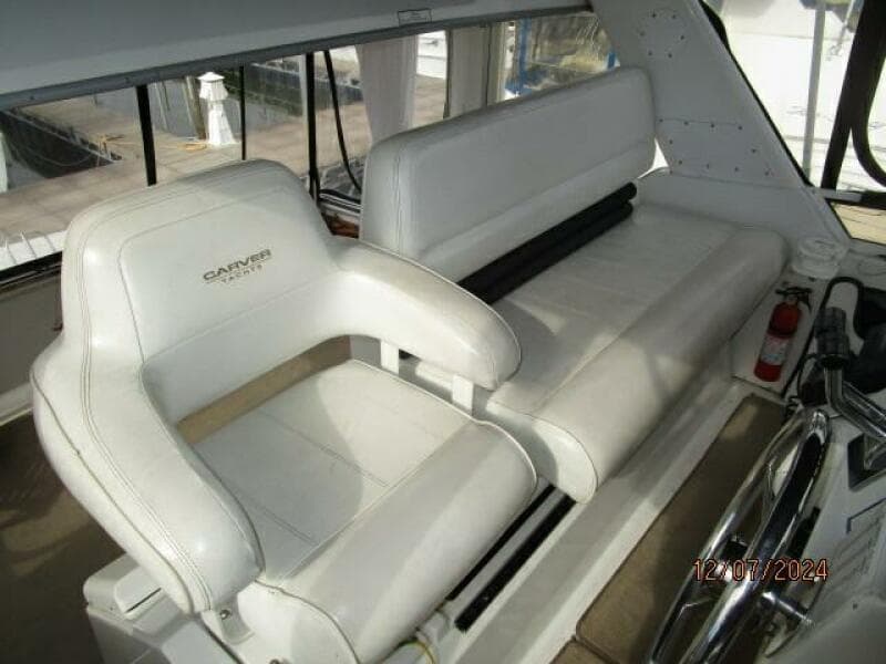40' Carver flybridge helmseats1