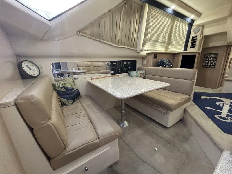 40' Carver dinette2