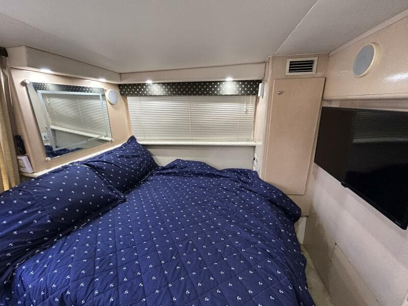 40' Carver master stateroom port
