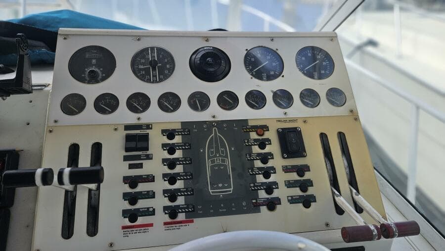 1990 Trojan 11M Express