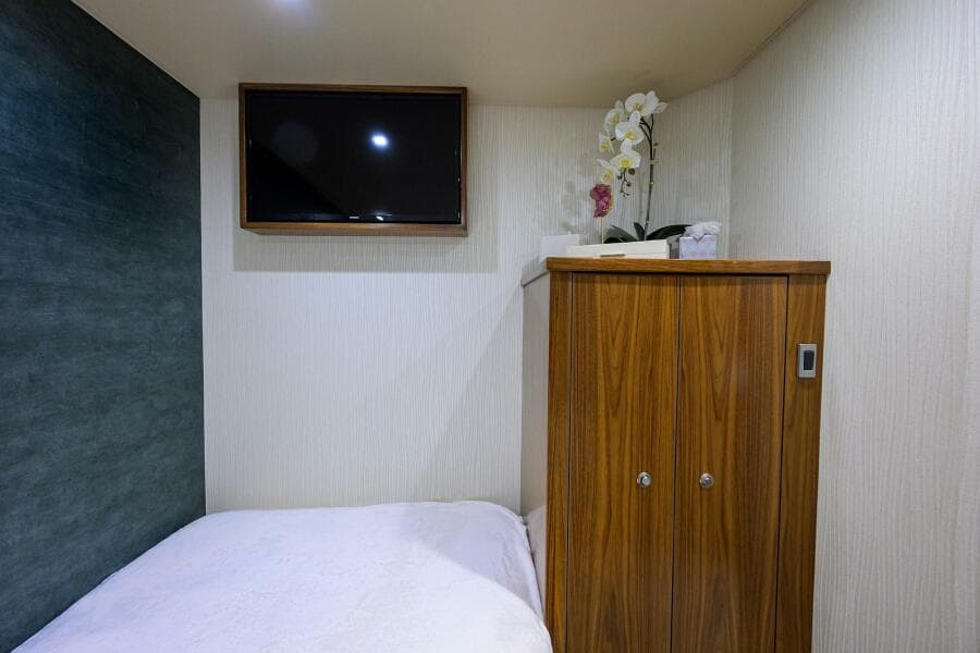 Viking 92 CHINA TIME - Mid Port Guest Stateroom