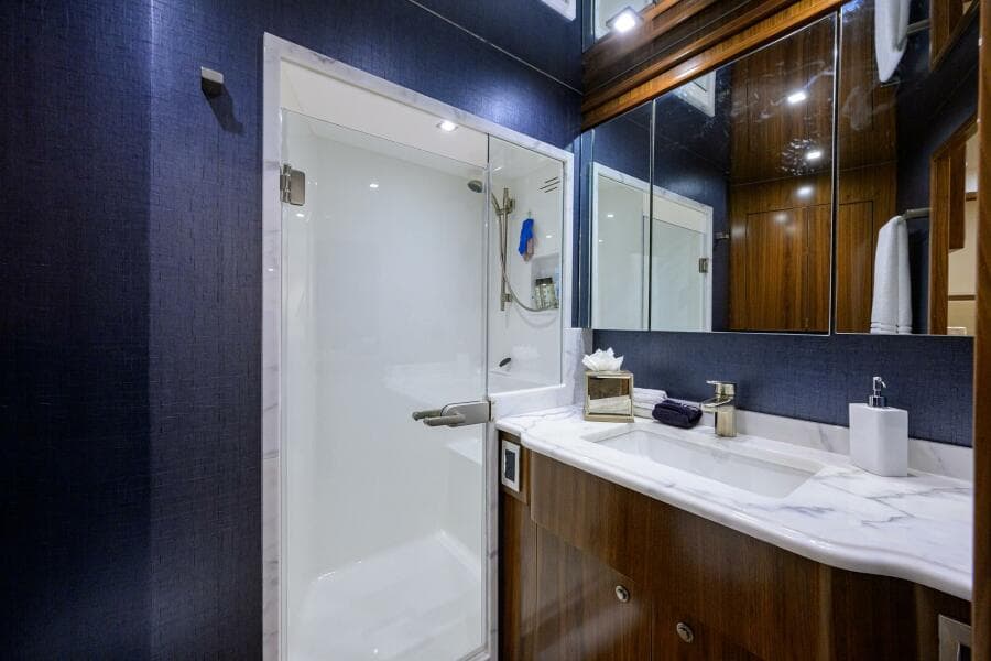 Viking 92 CHINA TIME - Starboard Guest Head