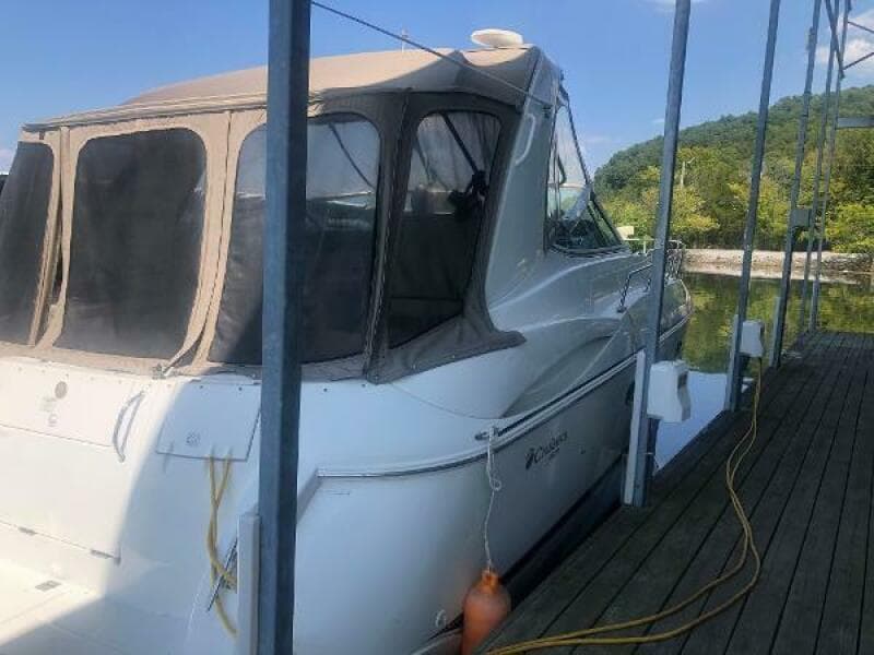 2001 Cruisers Yachts 3672 Express